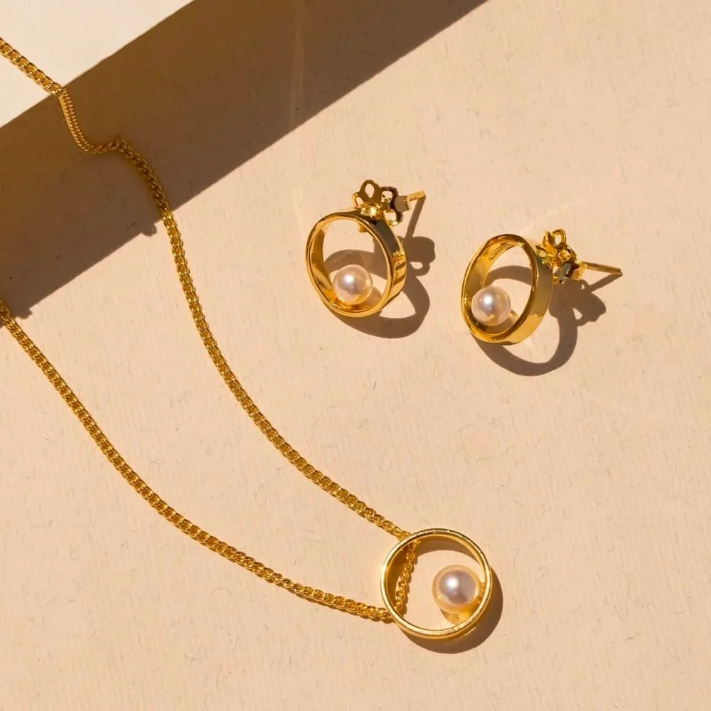 TUMBIKO NWT Gold Circle Ring Faux Pearl Earrings - Picture 3 of 8
